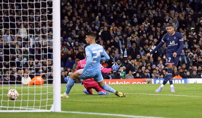 Thua ngược trước Man City, PSG vẫn cùng chủ nhà qua vòng bảng