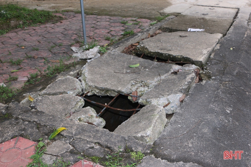 Nắp đậy mương thoát nước ở thị trấn Vũ Quang bị hư hỏng, gây nguy hiểm cho người đi đường 