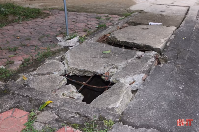 Nắp đậy mương thoát nước ở thị trấn Vũ Quang bị hư hỏng, gây nguy hiểm cho người đi đường 