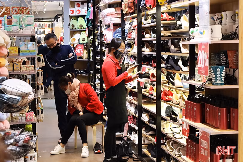 Người dân Hà Tĩnh tranh thủ săn sale dịp Black Friday