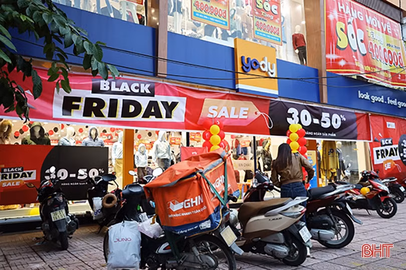Người dân Hà Tĩnh tranh thủ săn sale dịp Black Friday