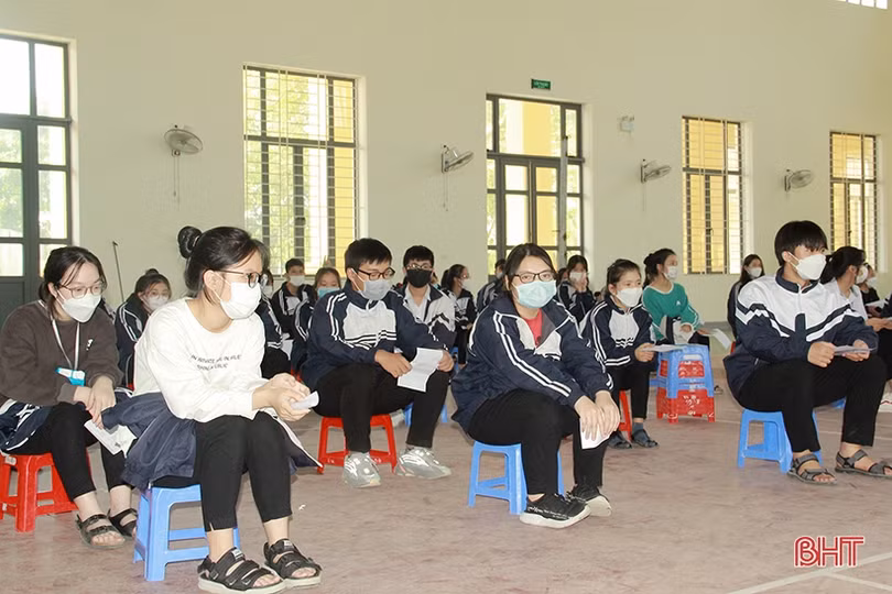 Cận cảnh những mũi tiêm đầu tiên vắc-xin phòng COVID-19 cho học sinh Hà Tĩnh