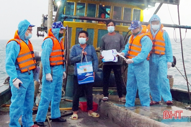 Hải đoàn 11 tuyên truyền về IUU cho ngư dân trên Vịnh Bắc Bộ