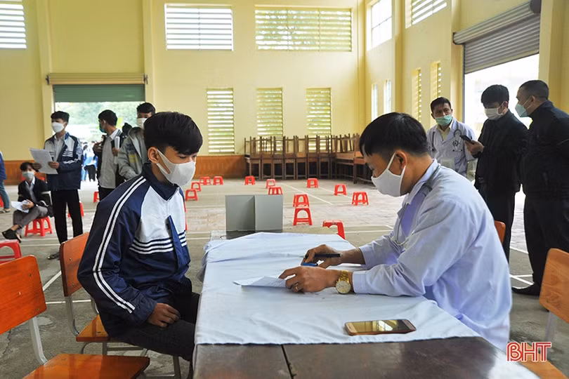 Cận cảnh những mũi tiêm đầu tiên vắc-xin phòng COVID-19 cho học sinh Hà Tĩnh
