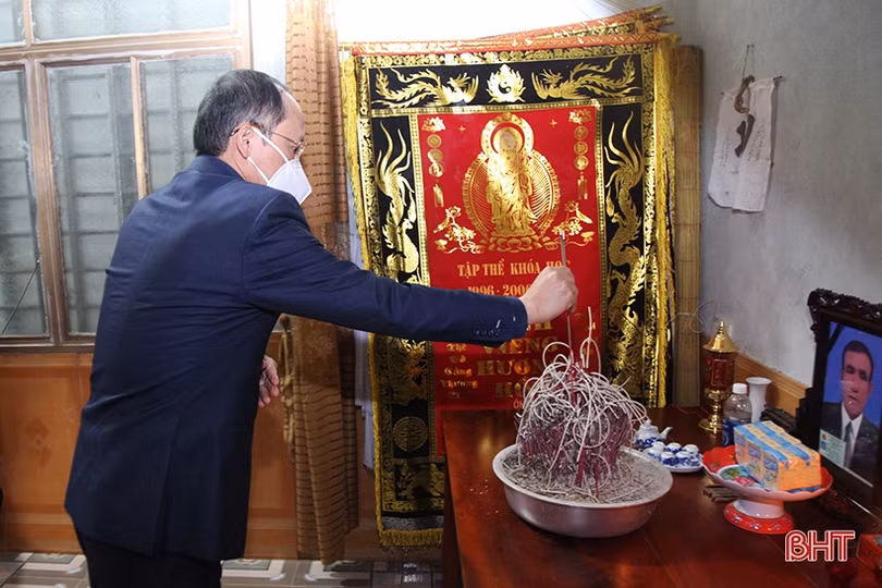 Lãnh đạo tỉnh Hà Tĩnh thăm hỏi, động viên gia đình nạn nhân tử vong do tai nạn giao thông