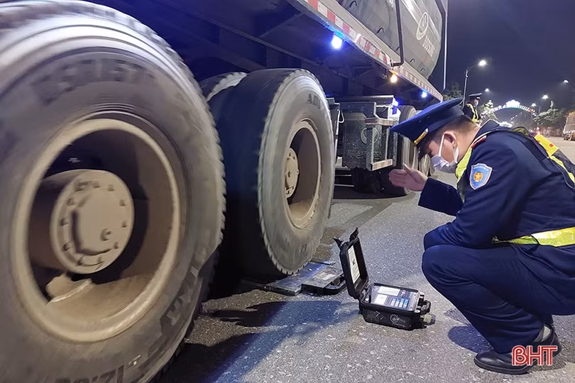 Hà Tĩnh: Tài xế lập nhóm Zalo “né” thanh tra giao thông xử lý xe quá tải