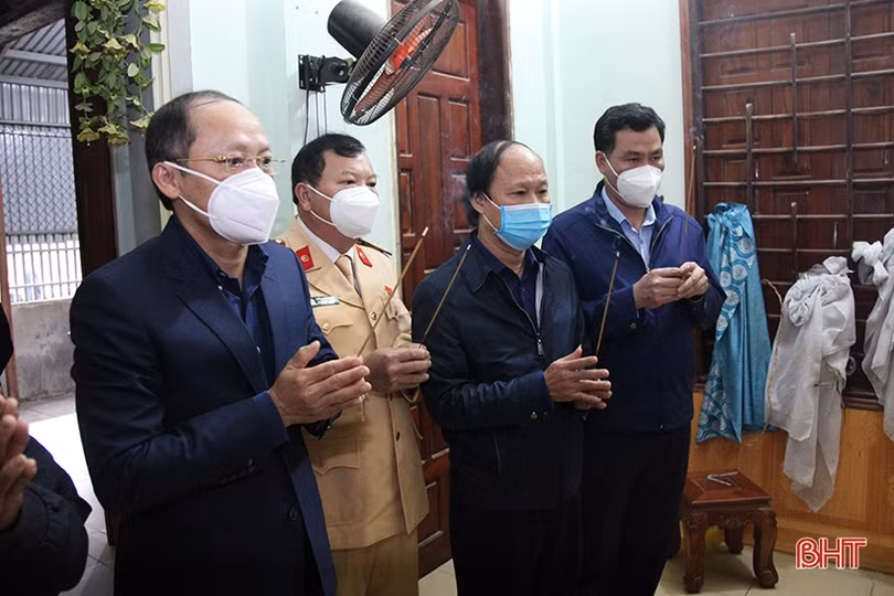 Lãnh đạo tỉnh Hà Tĩnh thăm hỏi, động viên gia đình nạn nhân tử vong do tai nạn giao thông