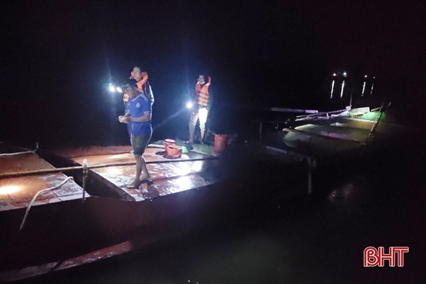 Bắt quả tang 2 đối tượng hút trộm cát trên sông Rác