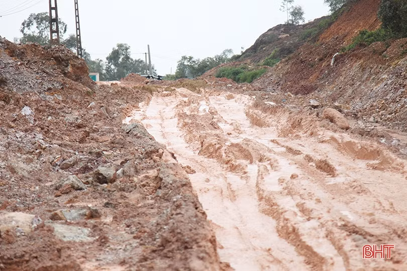 QL 281 đoạn qua thôn Trường An - “thử thách khó” cho người đi đường