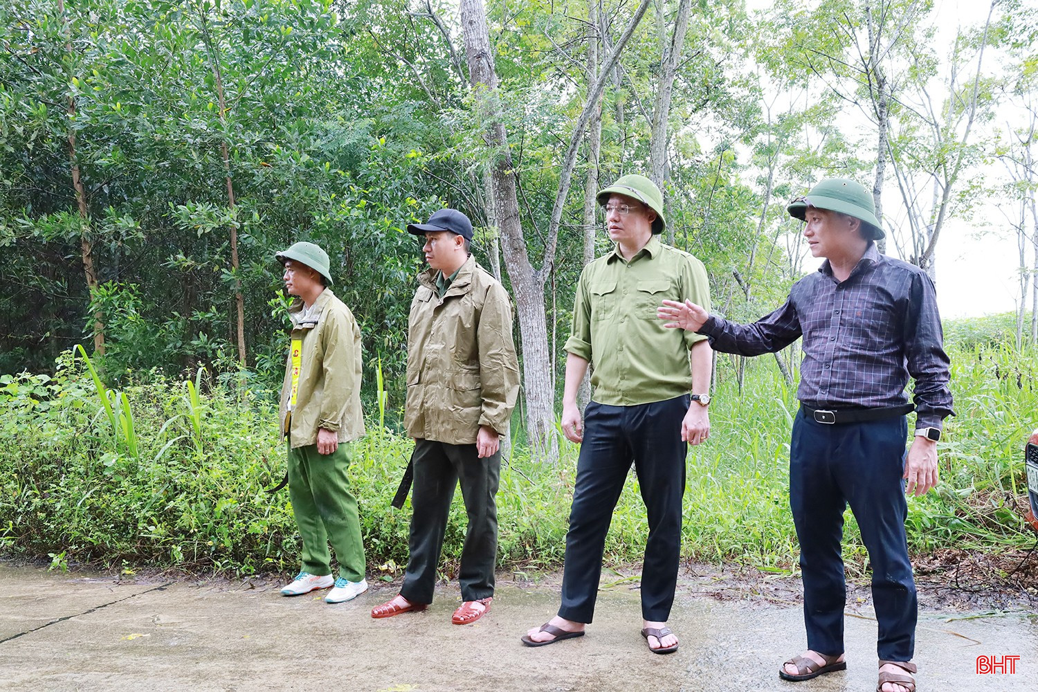 Ông Trần Tuấn Khoa - Phó Chủ tịch UBND xã Hương Sơn nhấn mạnh: “Thông qua đợt ra quân, chúng tôi mong muốn nâng cao ý thức của cán bộ và Nhân dân trong việc bảo vệ hành lang ATGT, giữ gìn vệ sinh môi trường và xây dựng cảnh quan nông thôn. Thời gian tới, UBND xã sẽ tiếp tục duy trì các đợt kiểm tra, ra quân định kỳ, đồng thời đẩy mạnh tuyên truyền để người dân không tái lấn chiếm hành lang giao thông, góp phần hoàn thành các tiêu chí xây dựng nông thôn mới bền vững”.