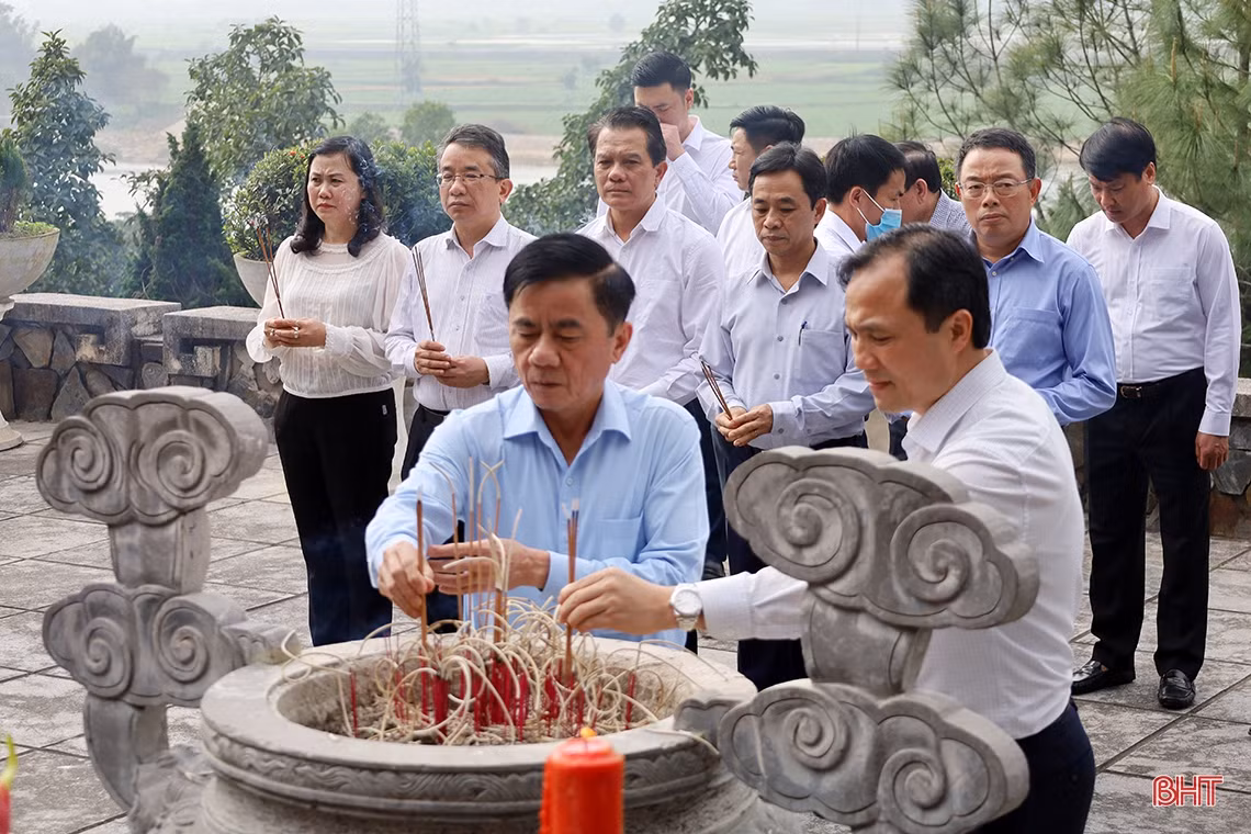 Đoàn công tác Trung ương dâng hương các địa chỉ đỏ tại Hà Tĩnh