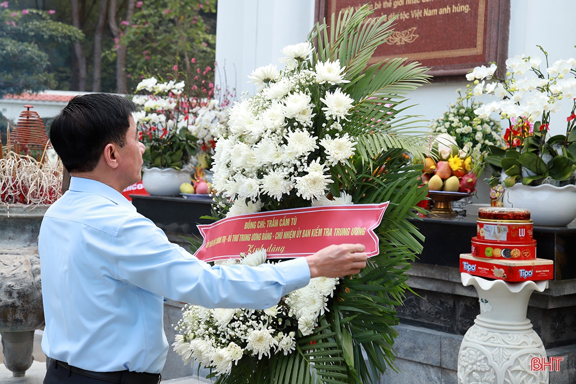 Đoàn công tác Trung ương dâng hương các địa chỉ đỏ tại Hà Tĩnh