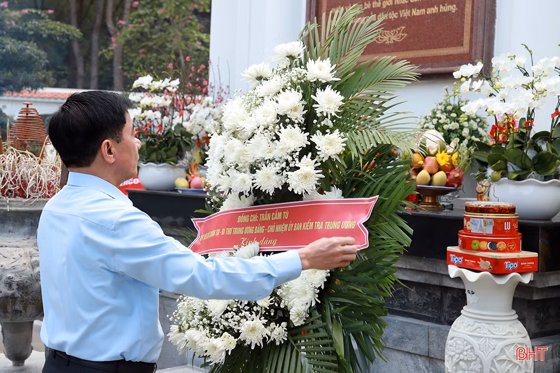 Đoàn công tác Trung ương dâng hương các địa chỉ đỏ tại Hà Tĩnh