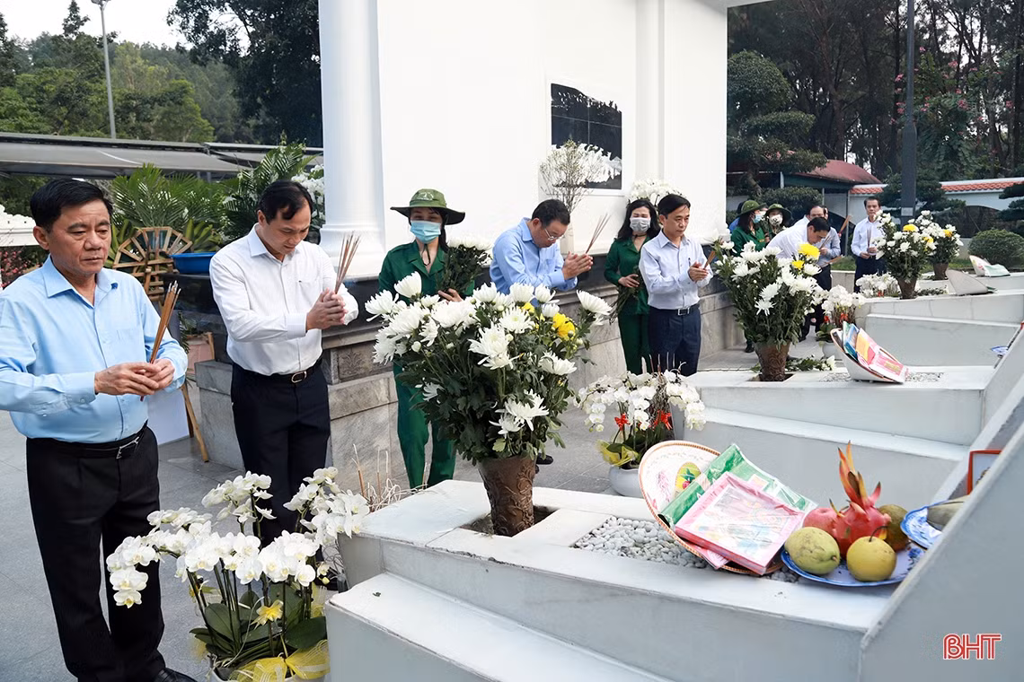 Đoàn công tác Trung ương dâng hương các địa chỉ đỏ tại Hà Tĩnh