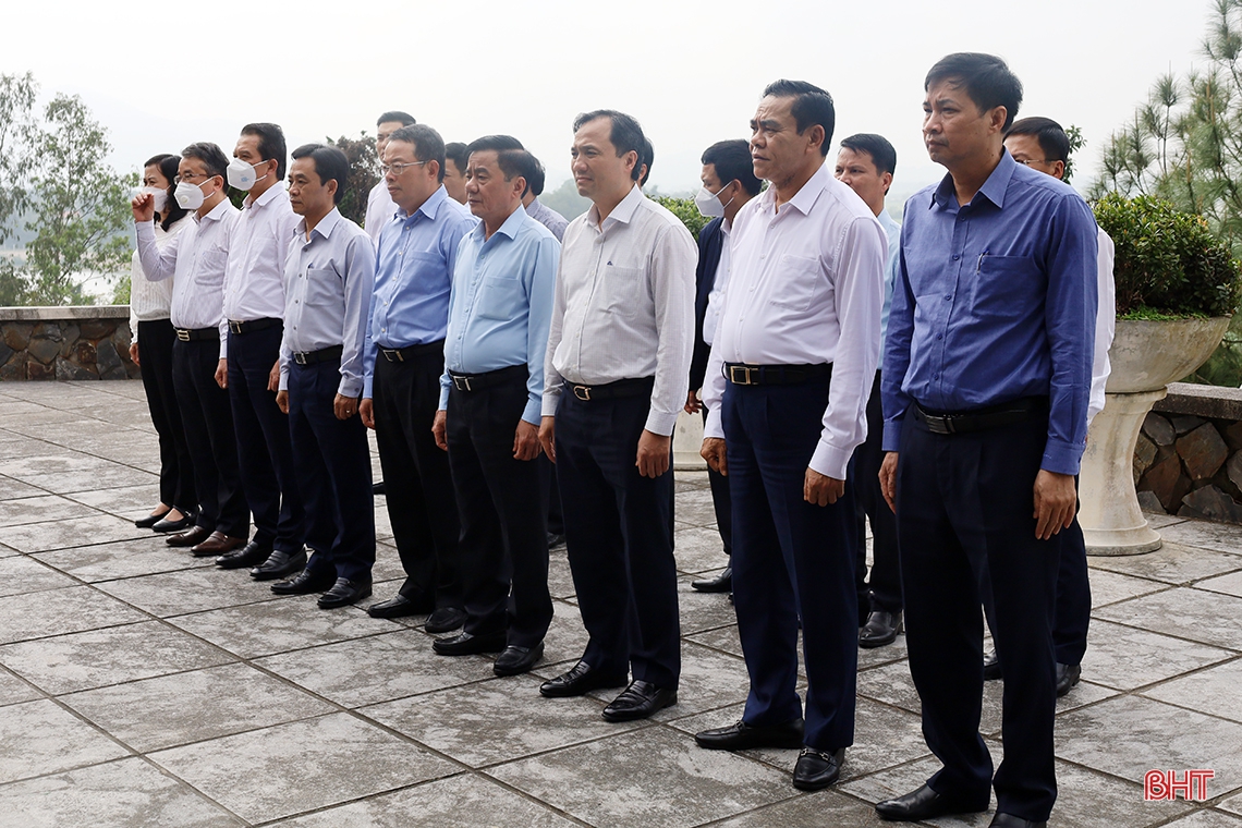 Đoàn công tác Trung ương dâng hương các địa chỉ đỏ tại Hà Tĩnh