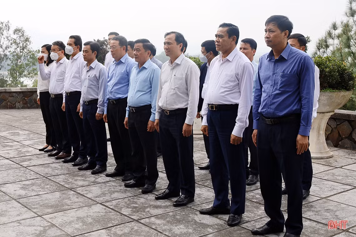 Đoàn công tác Trung ương dâng hương các địa chỉ đỏ tại Hà Tĩnh