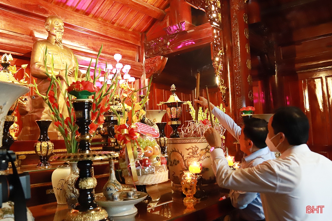 Đoàn công tác Trung ương dâng hương các địa chỉ đỏ tại Hà Tĩnh