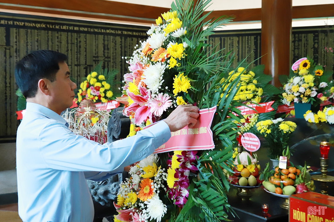 Đoàn công tác Trung ương dâng hương các địa chỉ đỏ tại Hà Tĩnh