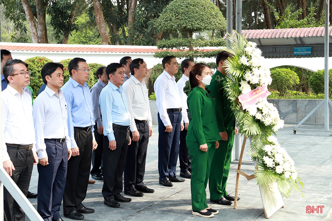 Đoàn công tác Trung ương dâng hương các địa chỉ đỏ tại Hà Tĩnh