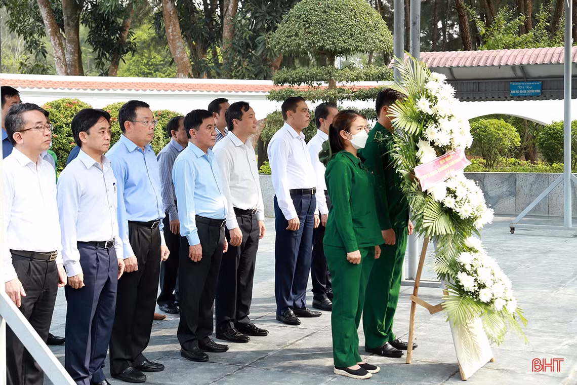 Đoàn công tác Trung ương dâng hương các địa chỉ đỏ tại Hà Tĩnh