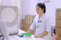 Gần 16 năm trong nghề, chị Nguyễn Thị Thu Hà luôn ý thức phải đặt an toàn sức khỏe, tính mạng của người bệnh lên trên hết.