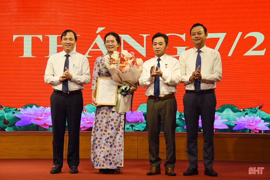 Cơ quan Tỉnh ủy Hà Tĩnh triển khai nhiều nhiệm vụ trong lễ chào cờ đầu tháng