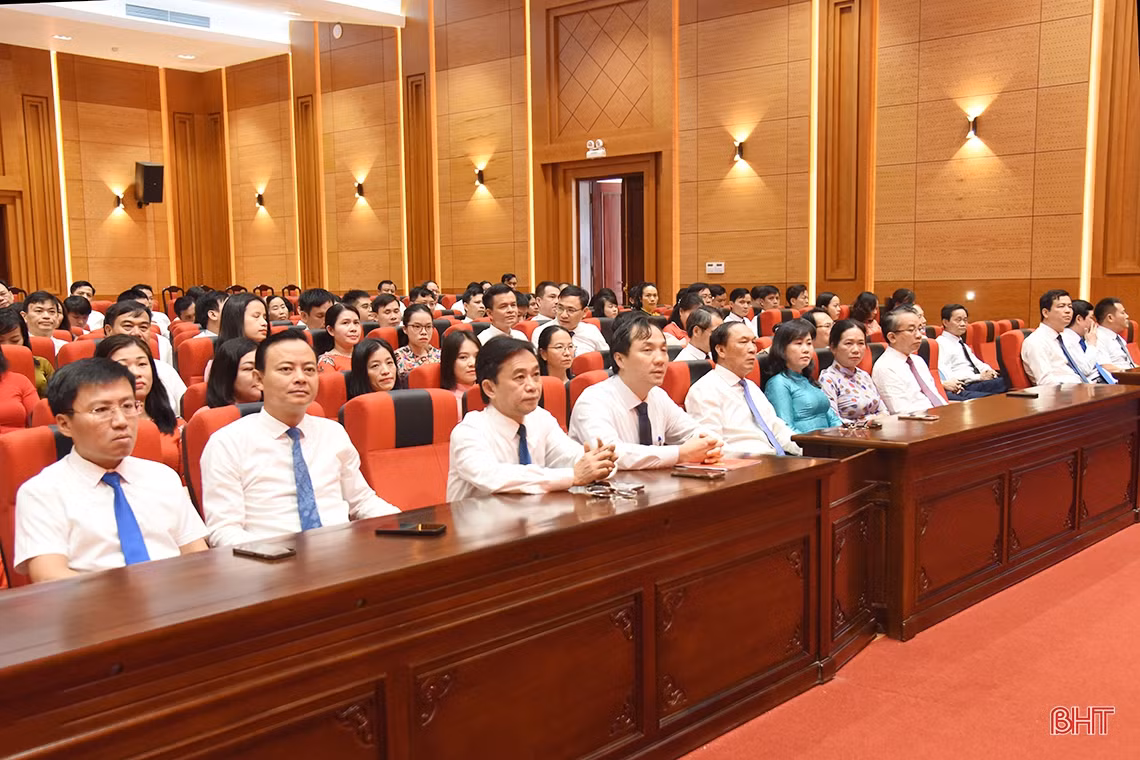 Cơ quan Tỉnh ủy Hà Tĩnh triển khai nhiều nhiệm vụ trong lễ chào cờ đầu tháng