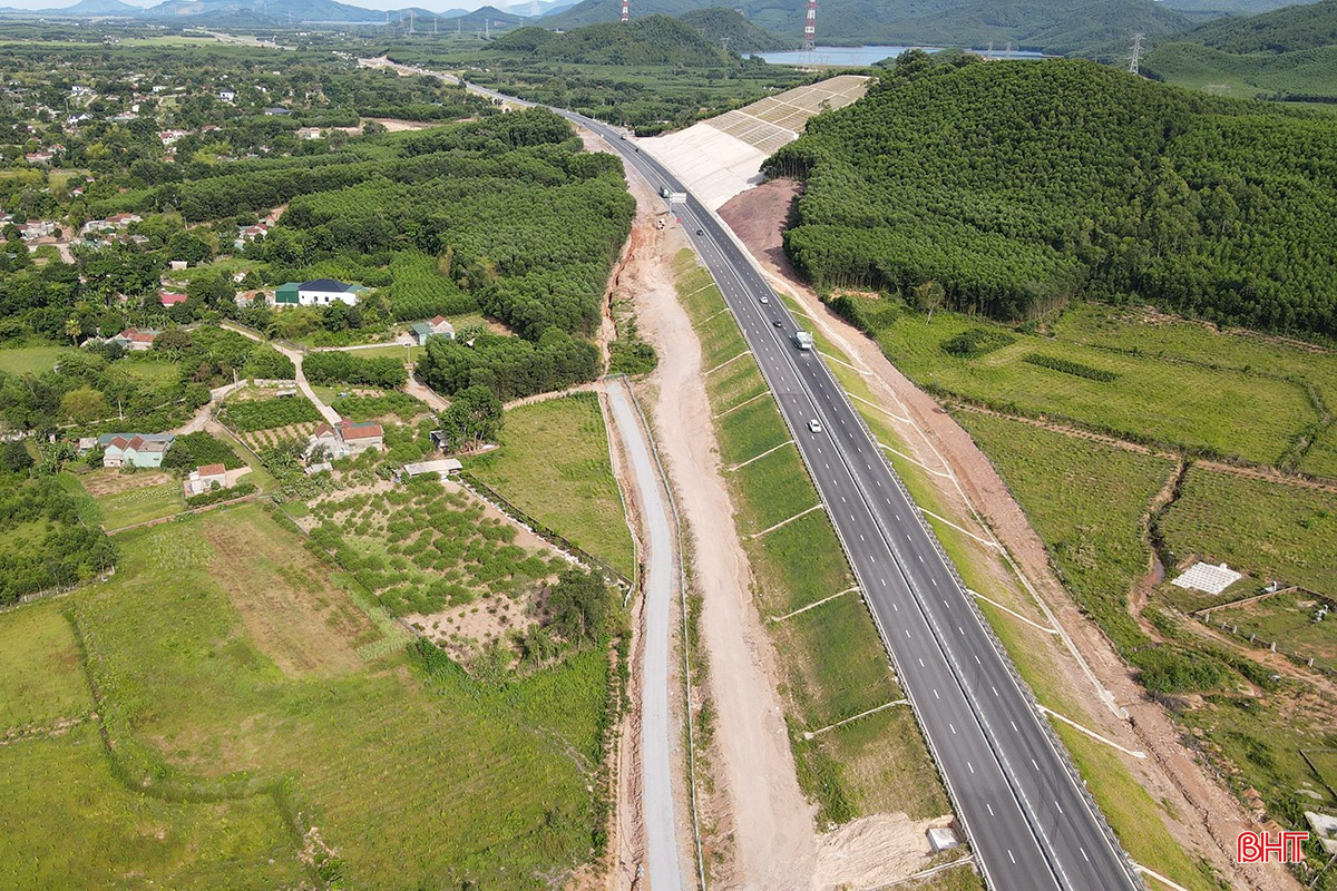 ハティン省を通過する南北東方高速道路プロジェクトは、総延長107キロメートルを超え、4つの事業から構成されています。事業は2017~2020年(ディエンチャウ~バイヴォット高速道路)と2021~2025年(バイヴォット~ハムギー、ハムギー~ブンアン、ブンアン~ブン高速道路)の2つのフェーズに分かれています。現在、3つの高速道路区間が開通しており、ブンアン~ブン区間は8月19日に開通予定です。 bqbht_br_tram-dung-nghi-cao-toc-ha-tinh.jpg