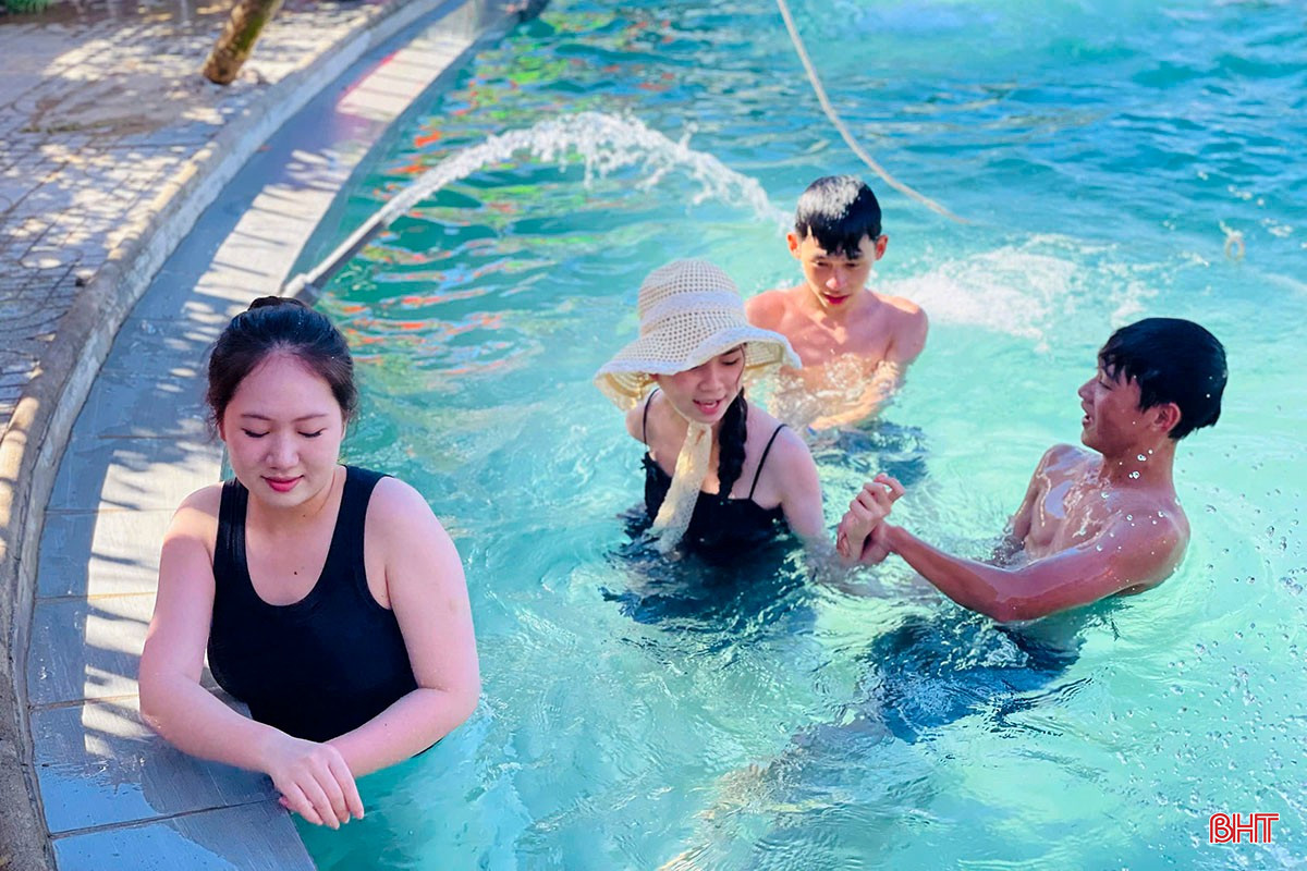មិនត្រឹមតែក្មេងប៉ុណ្ណោះទេ ថែមទាំងមនុស្សពេញវ័យជាច្រើននាក់ទៀតអាចជ្រមុជខ្លួនក្នុងទឹកហូរថ្លាត្រជាក់ នាំមកនូវអារម្មណ៍សម្រាកកាយក្នុងពេលវិស្សមកាលរបស់ពួកគេ។ bqbht_br_a4.jpg