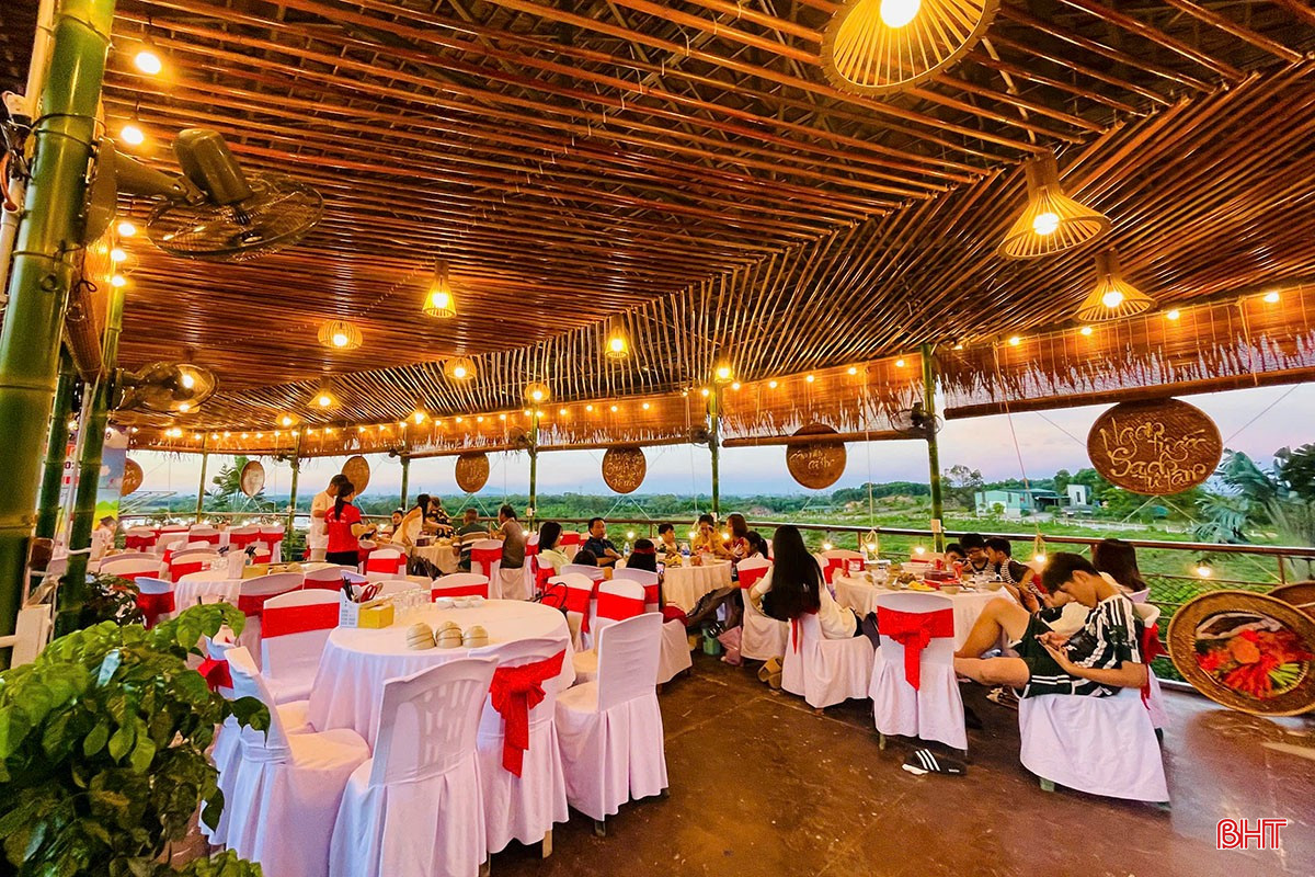 ភ្ញៀវជាក្រុមអាចជ្រើសរើសតុជប់លៀងសម្រាប់ខ្លួនគេនៅក្នុងភោជនីយដ្ឋានដ៏ប្រណិតដែលរចនាឡើងក្នុងទីធ្លាបើកចំហ និងមានខ្យល់អាកាស។ bqbht_br_a13.jpg
