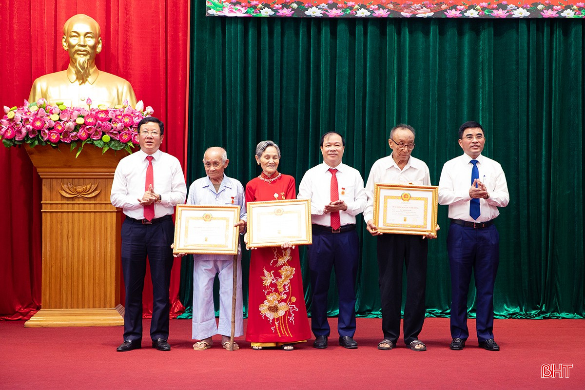Lãnh đạo thị xã Kỳ Anh trao tặng Huy hiệu Đảng cho các đảng viên 60 năm tuổi Đảng. bqbht_br_ag7a4987-copy.jpg
