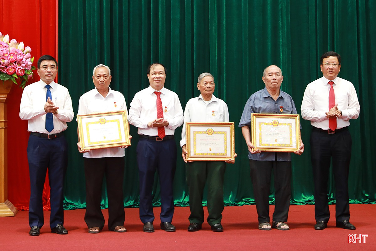 Các đảng viên vinh dự nhận Huy hiệu 55 năm tuổi Đảng... bqbht_br_ag7a4992.jpg