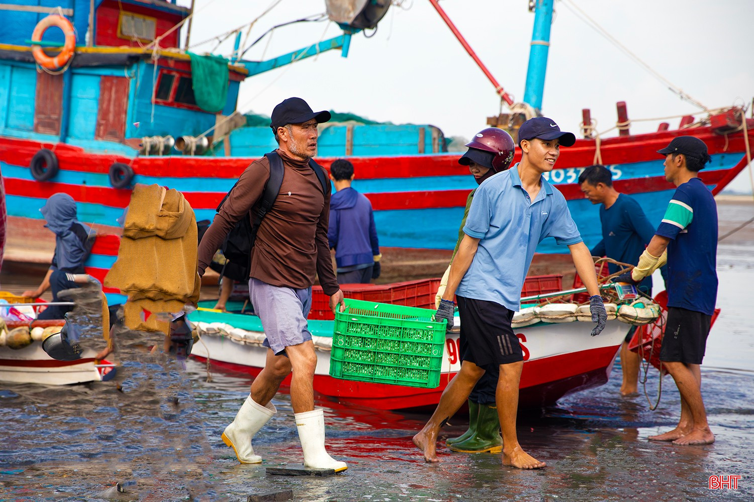 បន្ទាប់ពីមួយថ្ងៃនៅសមុទ្រ ទូករបស់លោក Phan Van Tuan (តំបន់លំនៅដ្ឋាន Tam Hai 2, Ky Ninh Ward) បានឈ្នះដ៏ធំជាមួយនឹងពស់វែកជាង 5 តោន។ លោក Tuan បាននិយាយថា bqbht_br_ag7a5128-copy.jpg