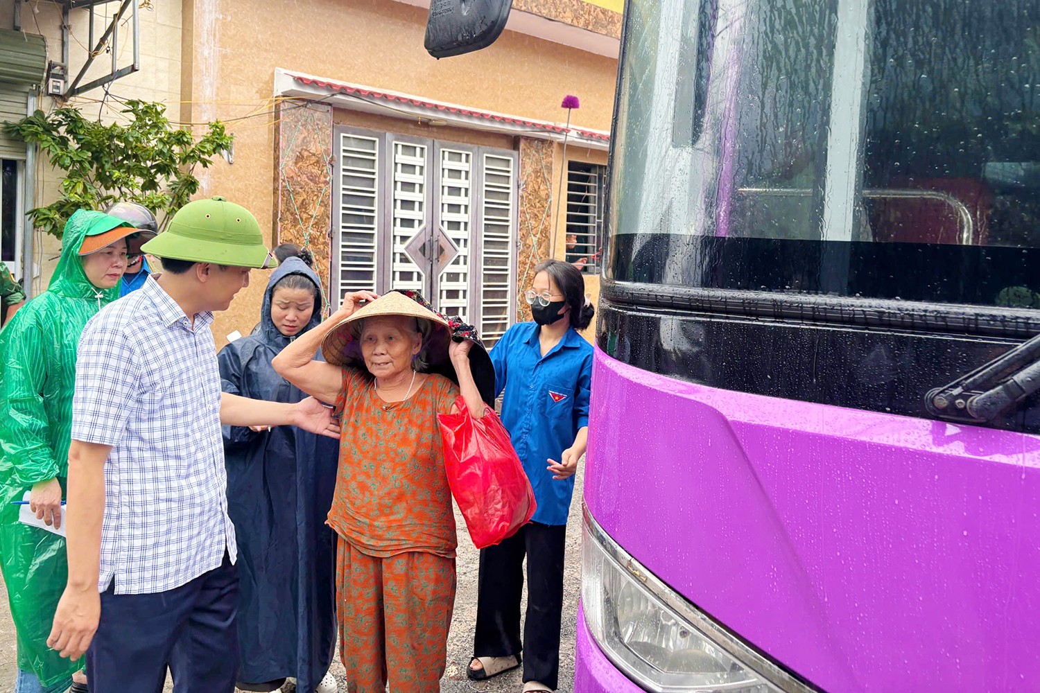 វួដសុងទ្រី ជាតំបន់ដែលបានគ្រោងទុក ហើយយូរយារណាស់មកហើយ ផ្ទះមិនត្រូវបានសាងសង់ ឬជួសជុលឡើងវិញទេ ដូច្នេះនៅពេលដែលខ្យល់ព្យុះបក់មក ហានិភ័យនៃអសន្តិសុខគឺខ្ពស់ណាស់។ អាស្រ័យហេតុនេះ ចាប់ពីរសៀលថ្ងៃនេះមក មន្ទីរបានចល័តកម្លាំង និងមធ្យោបាយនាំប្រជាពលរដ្ឋទៅកាន់ទីទួលសុវត្ថិភាព... ទន្ទឹមនឹងនោះ កម្លាំងនគរបាល យោធា និងកងជីវពល ក៏បានចុះទៅផ្ទះនីមួយៗ យ៉ាងប្រញាប់ប្រញាល់ ដើម្បីចងក្រងផ្ទះ ដើម្បីធានាសុវត្ថិភាពទ្រព្យសម្បត្តិ ជួយដល់គ្រួសារមានសុវត្ថភាពក្នុងការជ្រកកោន។ Phường Sông Trí là vùng nằm trong quy hoạch, trải qua thời gian dài nhà cửa không được xây dựng, cải tạo nên khi bão đổ bộ vào nguy cơ mất an toàn là rất lớn nên ngày từ chiều nay, phường đã huy động lực lượng, phương tiện đưa người dân đến nơi tránh trú an toàn… Đồng thời, các lực lượng công an, quân sự, dân quân tự vệ cũng nhanh chóng đến tận từng hộ gia đình chằng chéo nhà cửa để bảo đảm an toàn tài sản, giúp các hộ dân yên tâm đi tránh trú.