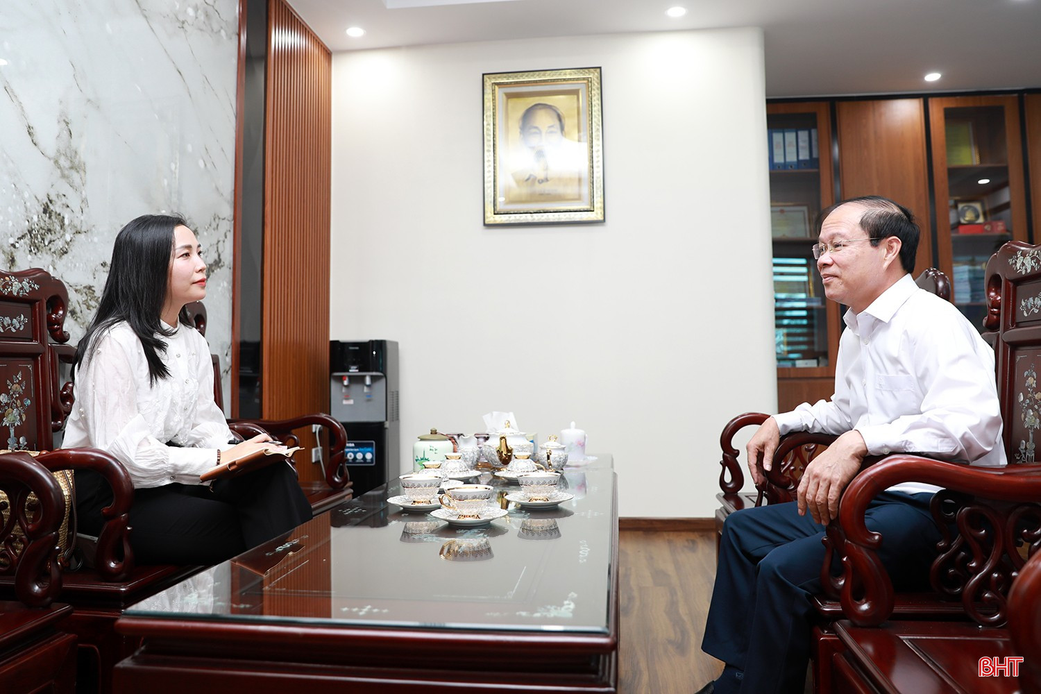 Bí thư Đảng ủy phường Sông Trí Nguyễn Hoài Sơn trao đổi với PV Báo Hà Tĩnh về công tác chuẩn bị đại hội và định hướng phát triển của Sông Trí trong nhiệm kỳ đầu tiên. bqbht_br_ag7a9045.jpg