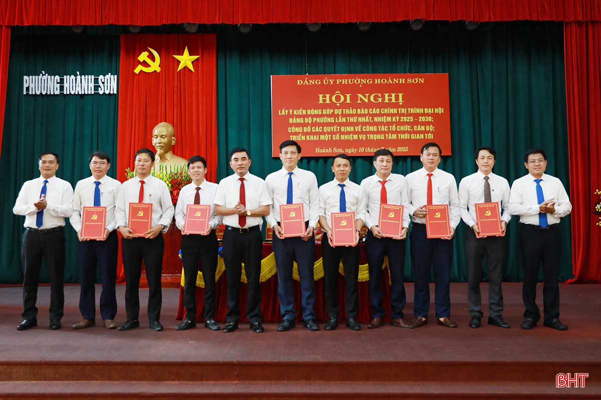 Trao quyết định bổ nhiệm cán bộ tại các phòng chuyên môn thuộc UBND. bqbht_br_ag7a8315.jpg
