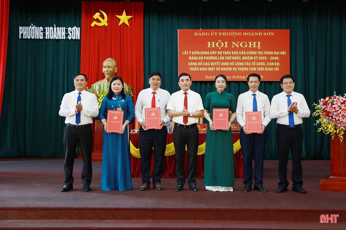 Trao quyết định thành lập các cơ quan chuyên trách tham mưu, giúp việc đảng ủy; cơ quan ủy ban MTTQ. bqbht_br_ag7a8295.jpg