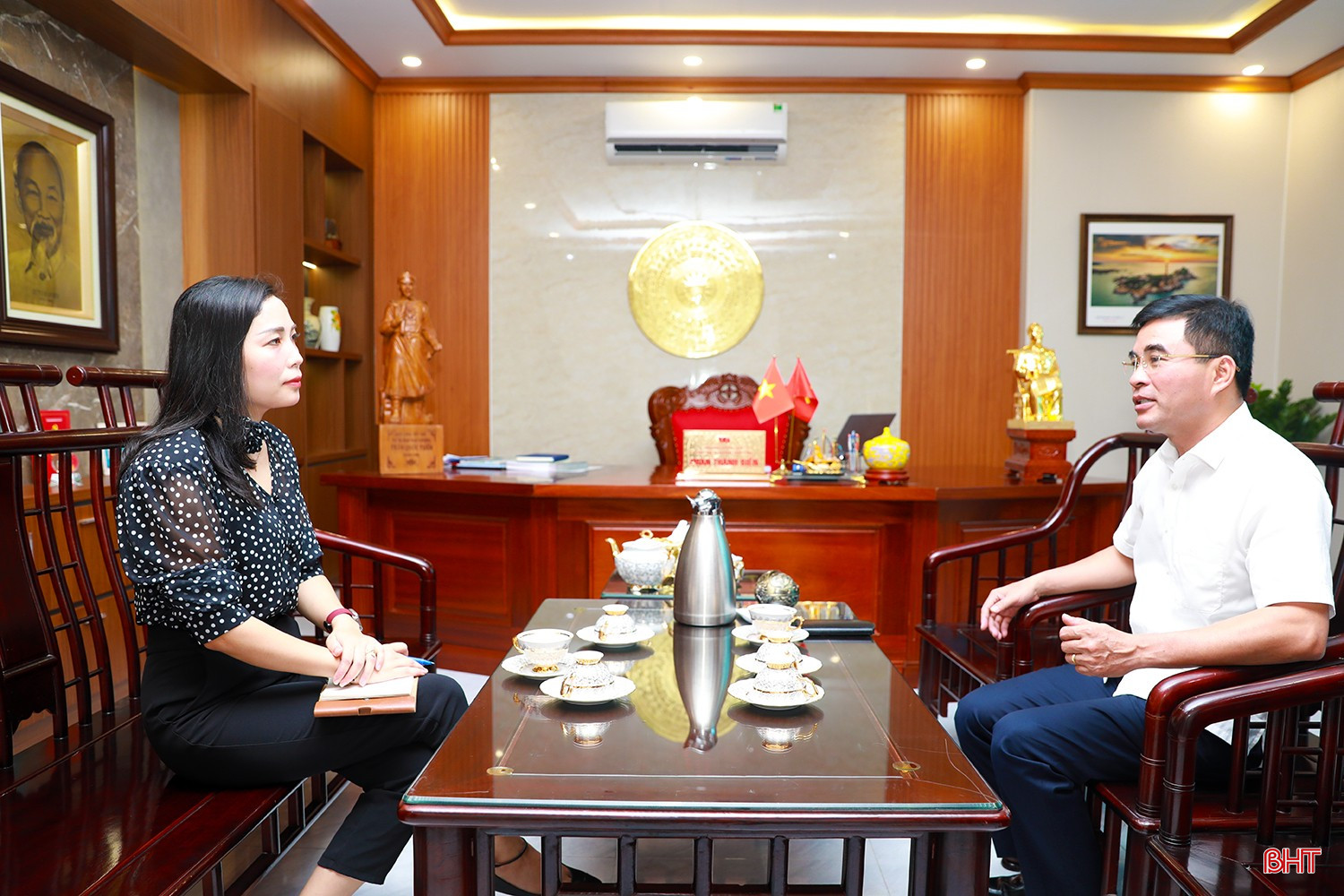 Bí thư Đảng ủy phường phường Hoành Sơn Phan Thành Biển trao đổi với PV Báo Hà Tĩnh về công tác chuẩn bị đại hội. bqbht_br_ag7a9084.jpg