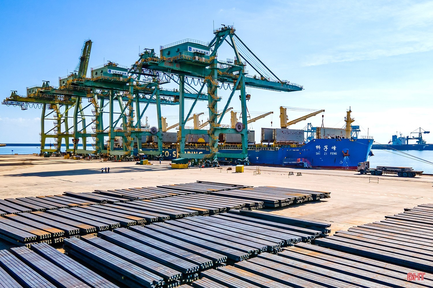 Um das Wachstumsziel von 8,7 Prozent zu erreichen, sieht Ha Tinh die wichtigsten Aufgaben darin, die Industrieproduktion wiederherzustellen, Großprojekte zu beschleunigen und das Investitionsumfeld zu verbessern. Foto: Thu Trang adji-0675-copy.jpg
