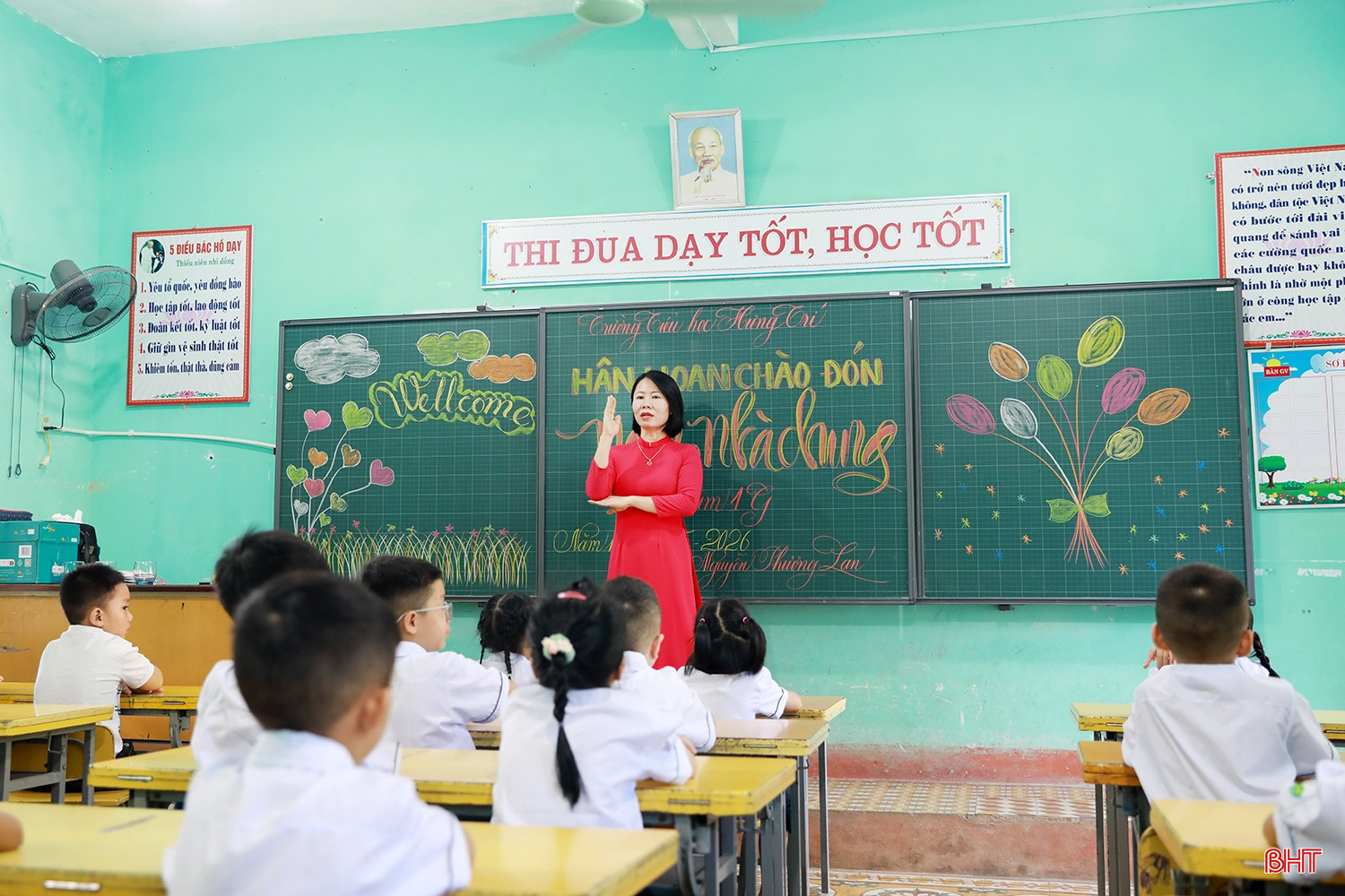 Hòa chung không khí háo hức ngày tựu trường, sáng nay, 386 em học sinh lớp 1, Trường Tiểu học Hưng Trí (phường Sông Trí) cũng đã được làm quen với cô giáo và bạn bè.