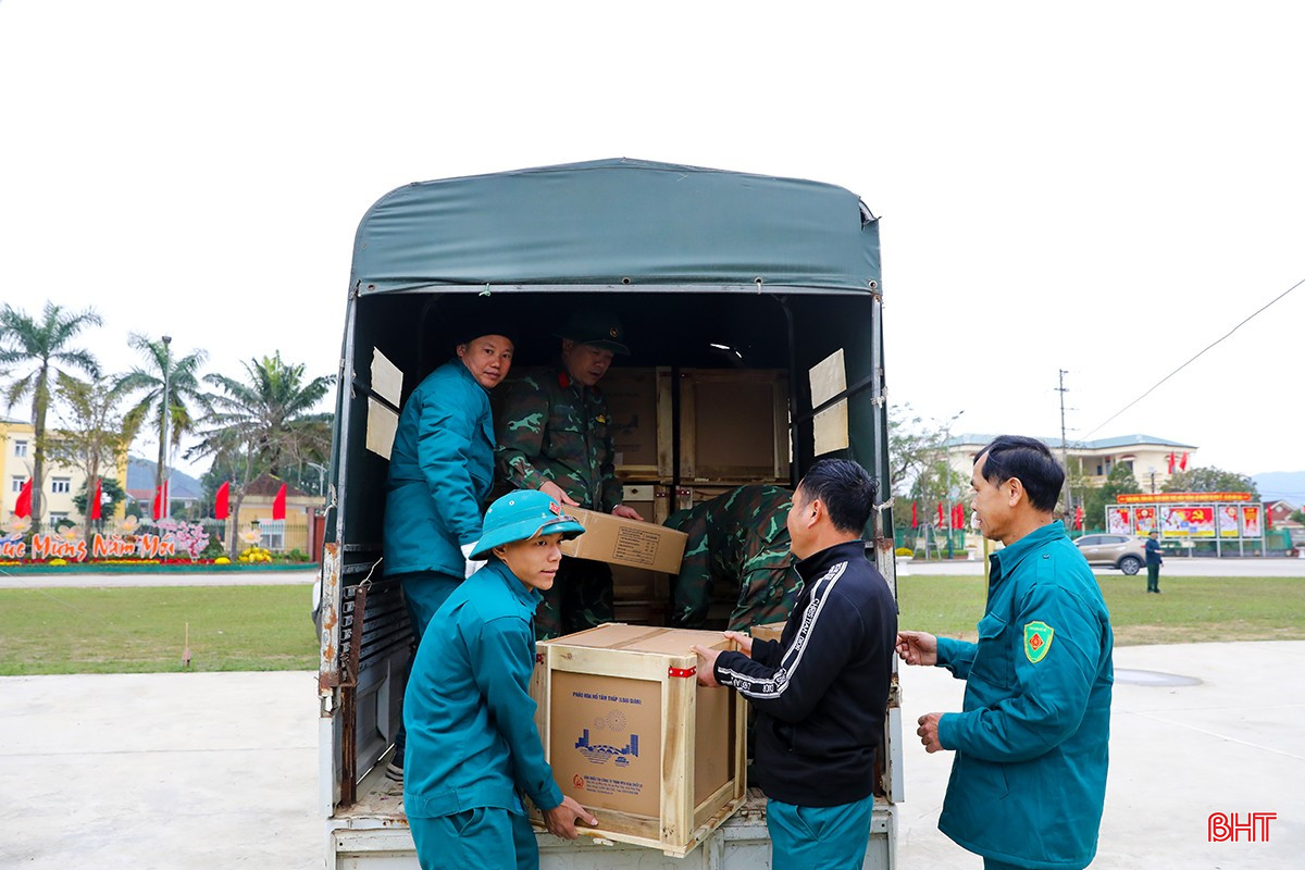 Ban CHQS thị xã Kỳ Anh và lực lượng dân quân địa phương là các đơn vị phụ trách việc lắp đặt, triển khai bắn pháo hoa.