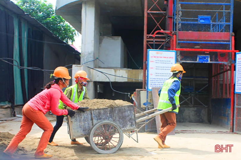 Những phụ nữ mưu sinh trên phố ở Hà Tĩnh ảnh 1 Những phụ nữ mưu sinh trên phố ở Hà Tĩnh