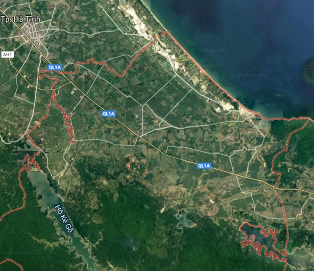 Hiểm nguy khi dỡ tấm lưới chống lóa trên QL 1A qua Hà Tĩnh