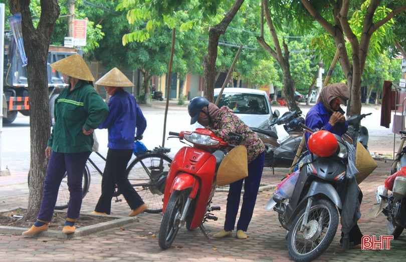 Những phụ nữ mưu sinh trên phố ở Hà Tĩnh ảnh 2 Những phụ nữ mưu sinh trên phố ở Hà Tĩnh
