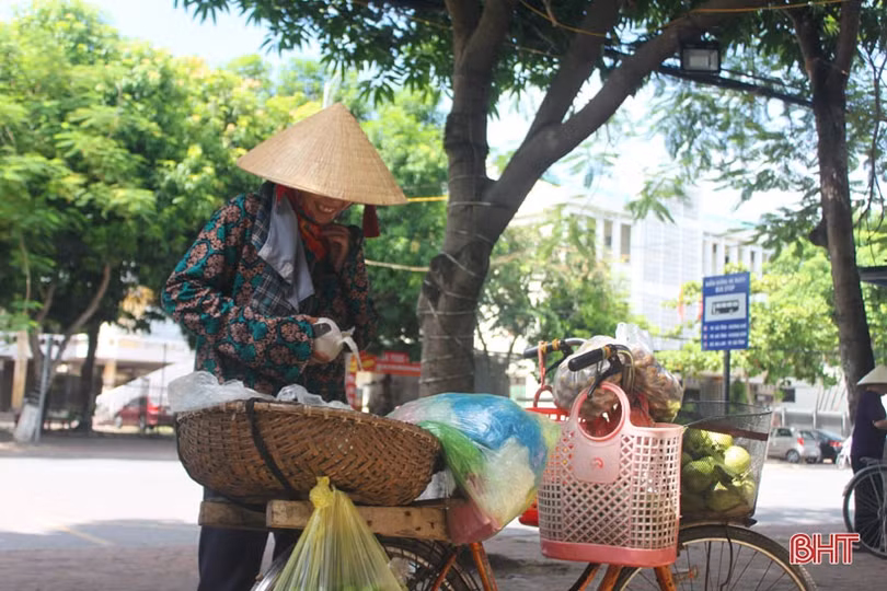 Những phụ nữ mưu sinh trên phố ở Hà Tĩnh