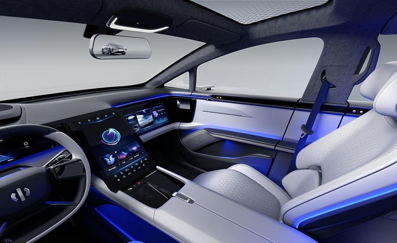 SUV Trung Quốc mang tên kì dị, mở cửa không giống ai