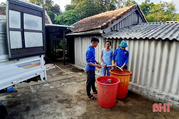 Chở nước hàng cây số về “giải khát” tận nhà người dân vùng cao Kỳ Anh