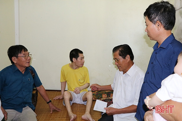 Nhiều phần quà ý nghĩa dành tặng nạn nhân CĐCC/dioxin tại Hà Tĩnh