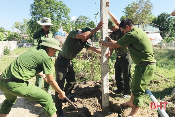 Tranh thủ ngày nghỉ, Công an Thạch Hà giúp dân làm nông thôn mới
