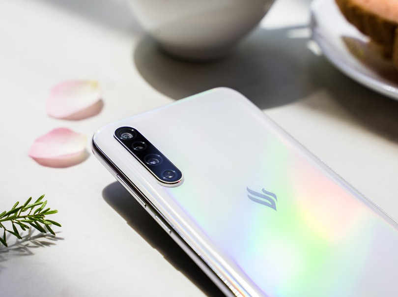 Tỷ phú Phạm Nhật Vượng ra điện thoại Vsmart thế hệ thứ 2, tặng khách hàng đêm nghỉ dưỡng tại Vinpearl